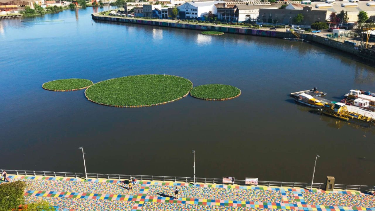 Flotando sobre el agua,  “El tercer paraíso” la intervención artística hecha  a partir de botellas de plástico. | Foto:cedoc