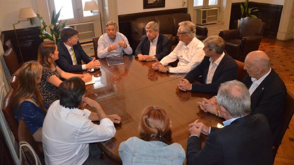 Diputados nacionales de la UCR junto a Rubinstein.