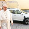 El Grupo Renault entregó un Dacia Duster 4x4 al Papa Francisco en el Vaticano.
