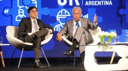 Jorge Fontevecchia y Felipe González en la 25º Conferencia de la Unión Industrial.