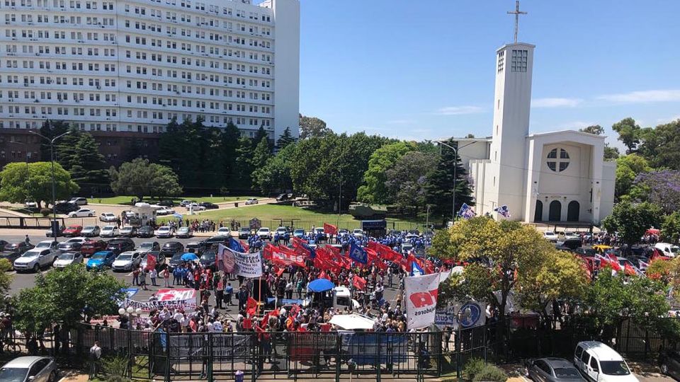 Manifestantes frente al edificio de los Tribunales Federales de Comodoro Py 2002