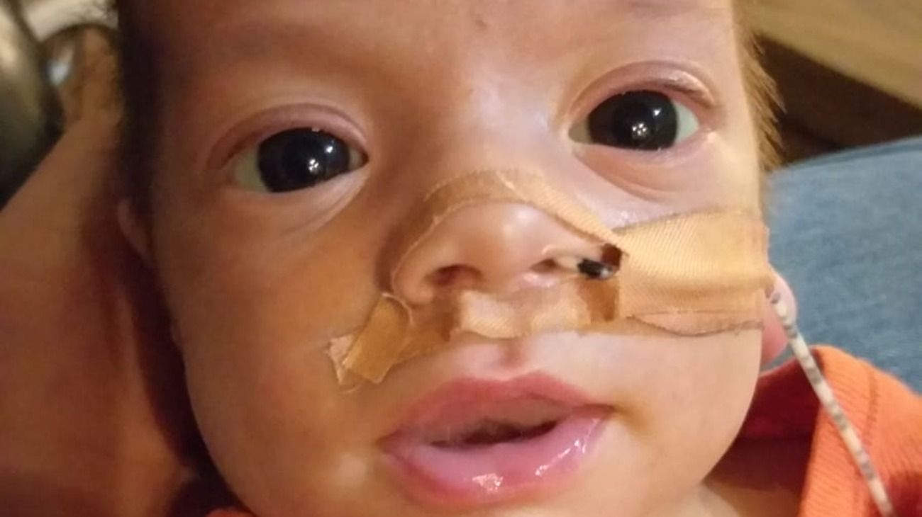 Nikita nació prematuro y permanece internado en Australia. Necesita un trasplante de médula ósea y sus padres encabezan una campaña mundial para encontrarlo. 