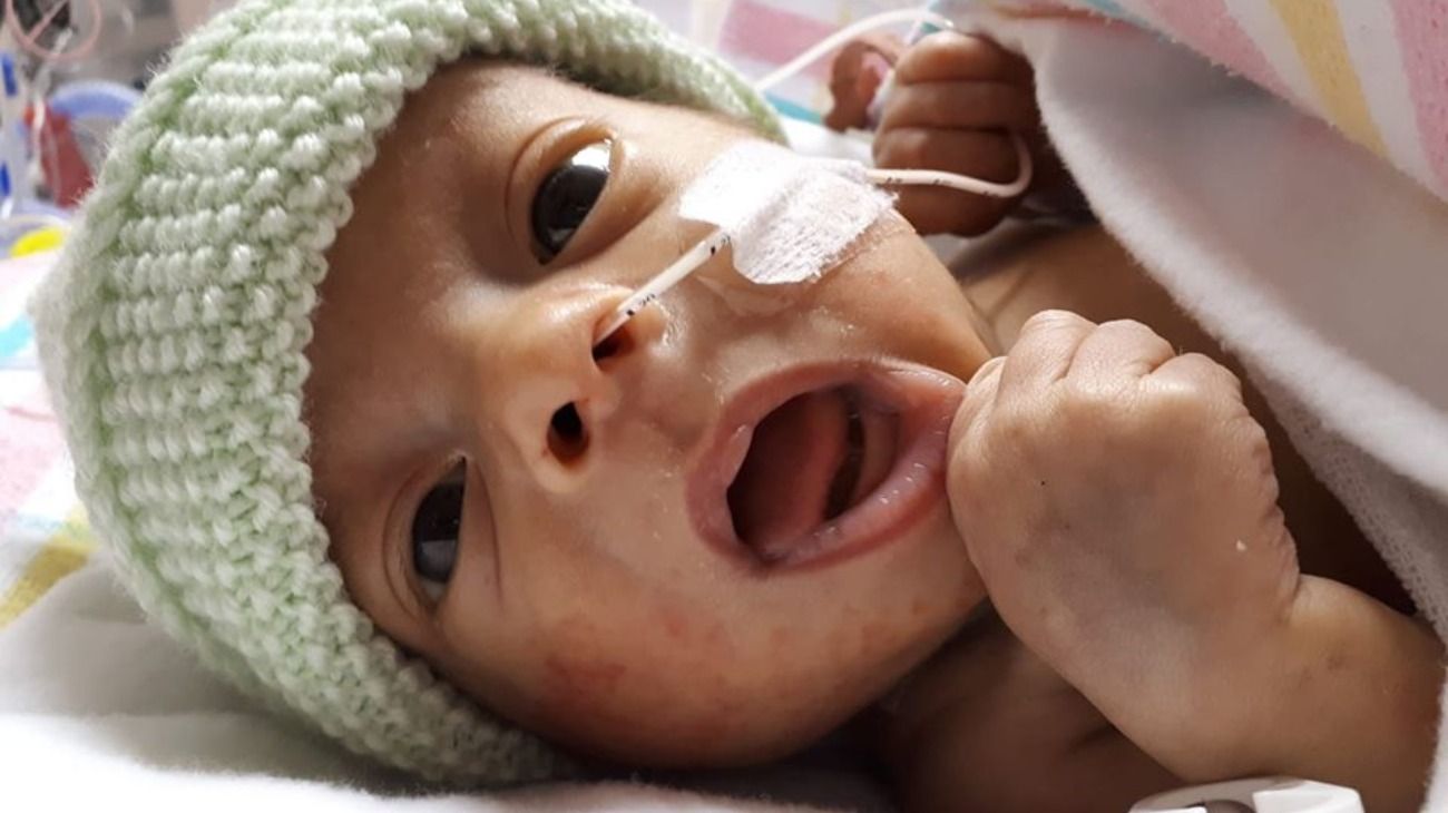 Nikita nació prematuro y permanece internado en Australia. Necesita un trasplante de médula ósea y sus padres encabezan una campaña mundial para encontrarlo. 