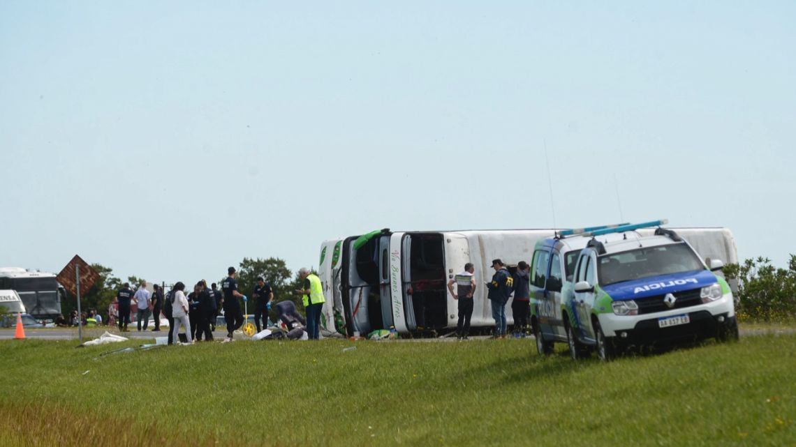 Two 12-year-old girls died yesterday as their bus flipped over on their way to Mundo Marino. The flip happened on Ruta 2, near the municipality of Lezama.