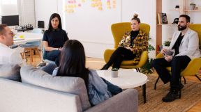 La mujer se incorporó al mundo laboral hace décadas pero aún no ocupa puestos de liderazgo en la mayoría de empresas.
