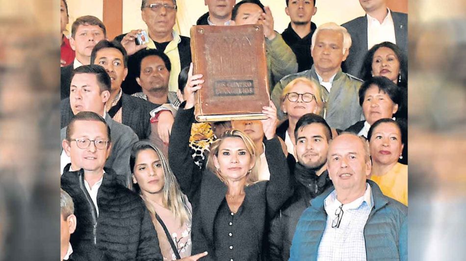 20191130_bolivia_anez_camacho_biblia_efe_g.jpg