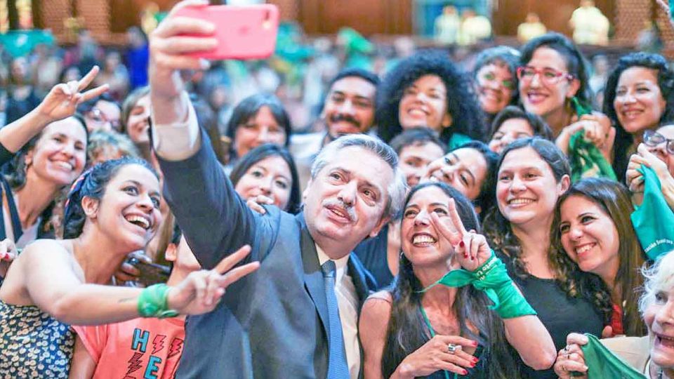 Hasta el 10 de diciembre no va a pasar nada más importante en la política que el Twitter de Alberto.