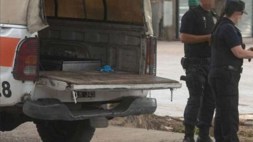 Efectivos policiales llegaron hasta la casa de la mujer alertados por una denuncia de los vecinos que sostenían que sentían olor nauseabundo.