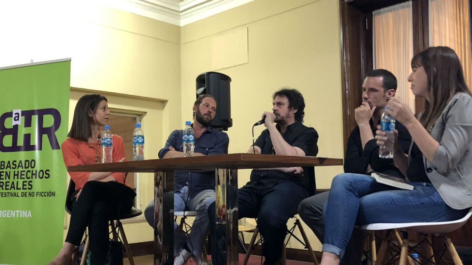 Oliver Guez, Felipe Pigna y Felipe Celesia junto a la periodista Fernanda Nicolini.