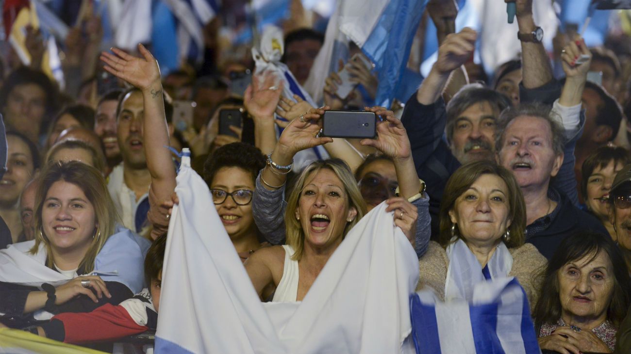 Festejos. “Sabe que lo acompañan las luces y las sombras de su bisabuelo, de su padre y de su madre. Sufre y disfruta lo que se dice de él”.