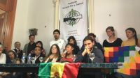 Grabois y otros dirigentes, en El Alto, Bolivia, con víctimas de la represión en ese país.