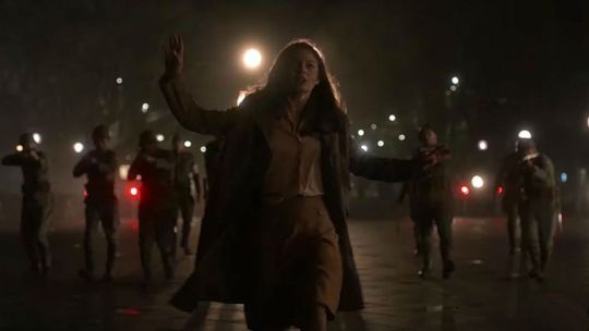 Heroína. Alexa Davalos es Juliana en El hombre en el castillo, siempre del lado de la resistencia.
