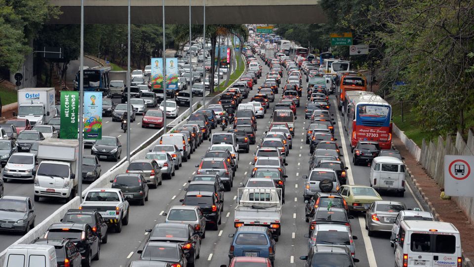 CONGESTIÓN. El mal que las ciudades buscan evitar con políticas contra el uso individual de autos.