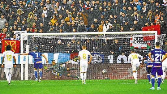 Tribunas. Bufandas y cantitos argentinos en el estadio del Alavés.