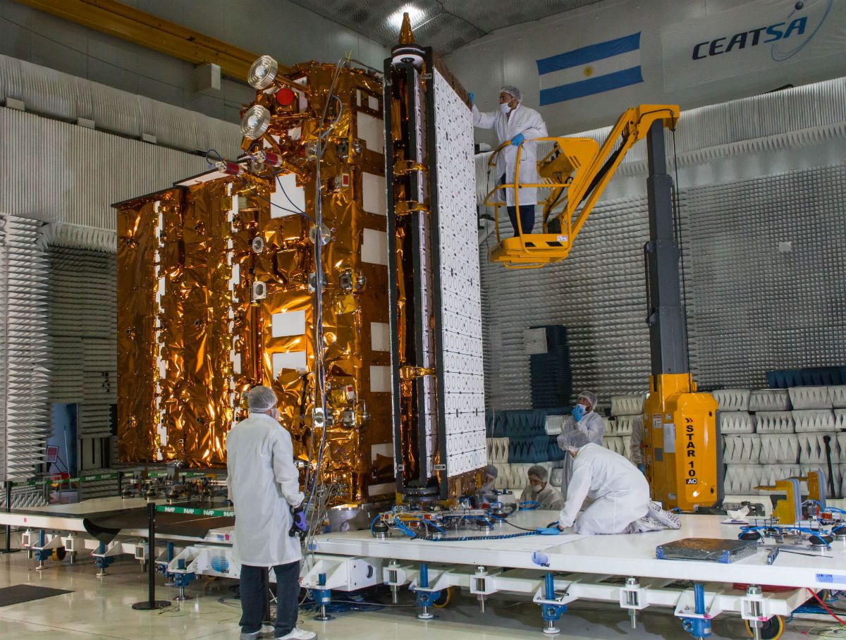 Ensayo de pliegue final de la antena del satélite argentino Saocom 1B de observación de la Tierra