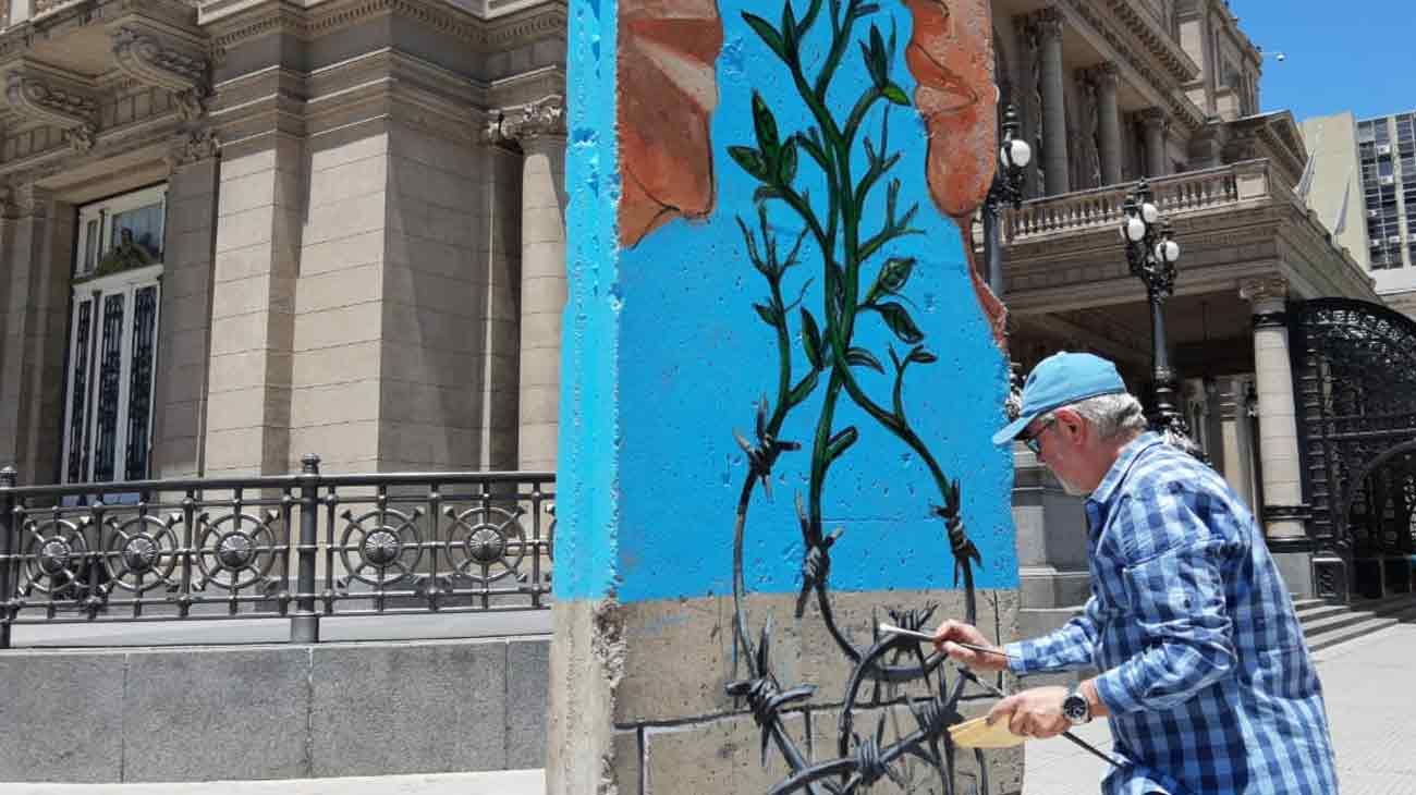 PABLO TEMES INTERVINIENDO UN BLOQUE DEL MURO DE BERLÍN EN EL TEATRO COLÓN