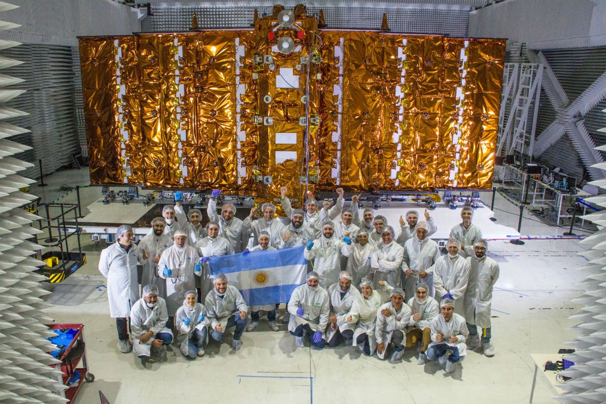 El equipo de Conae, VENG, Invap y CNEA al comenzar el ensayo en Bariloche.