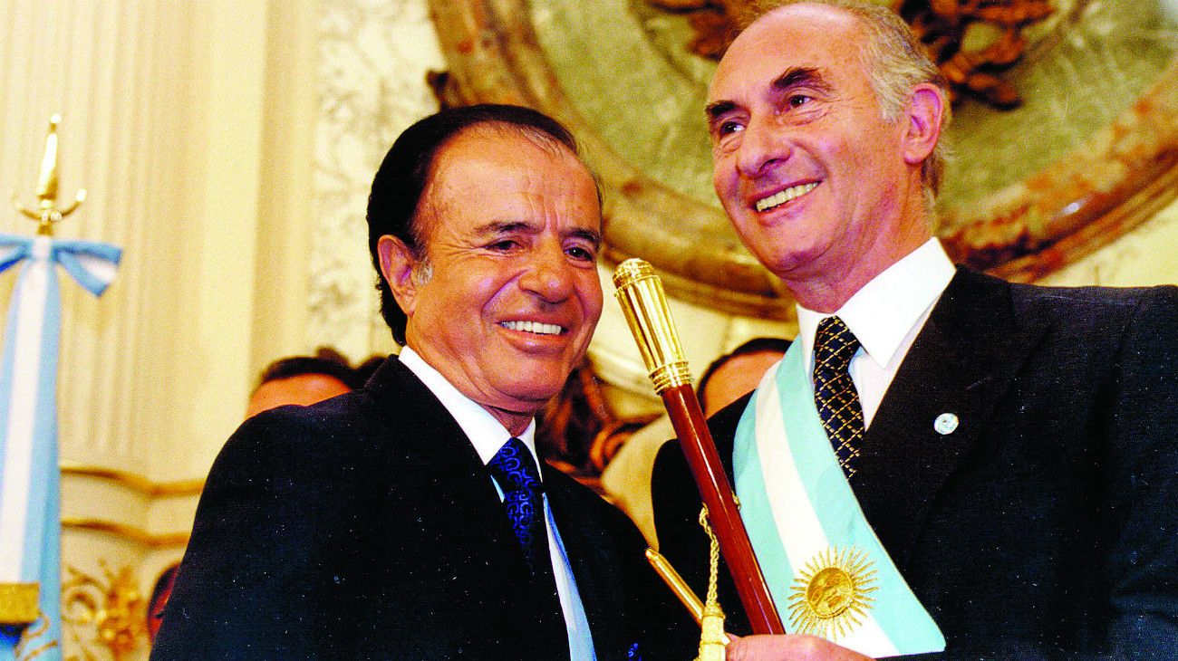 1999: Menem le entrega el mando a Fernando De la Rúa.