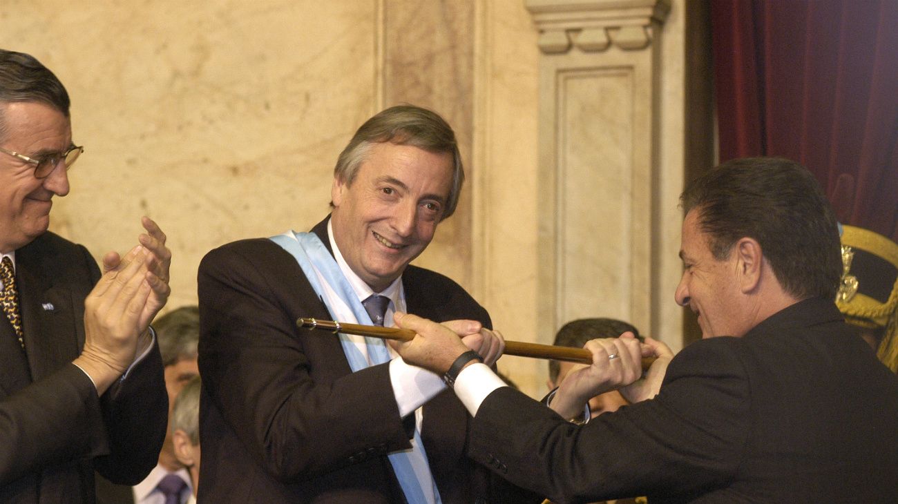 2003: Duhalde le entrega los atributos a Néstor Kirchner en el Congreso de la Nación.