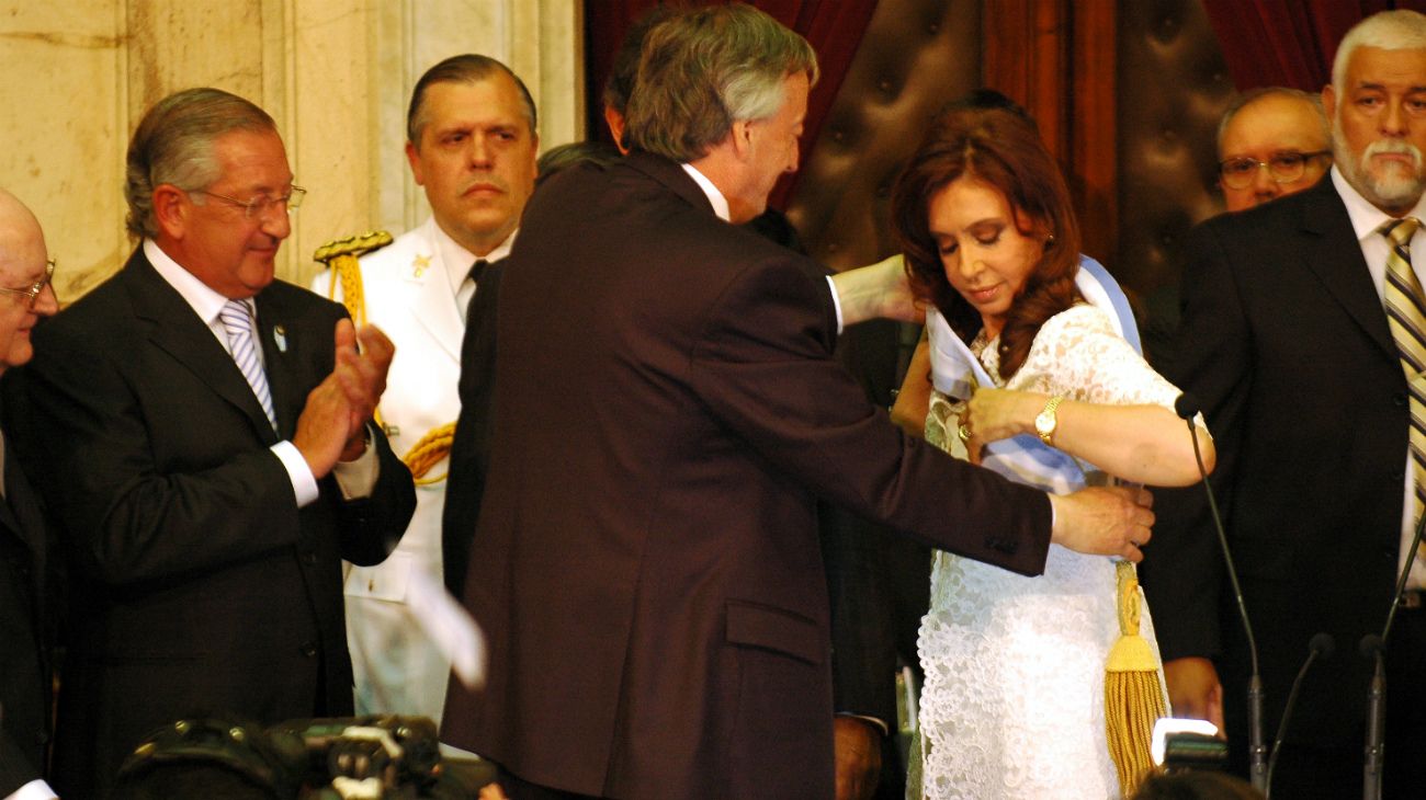 2007. Néstor le entrega el mando a Cristina, en el Congreso