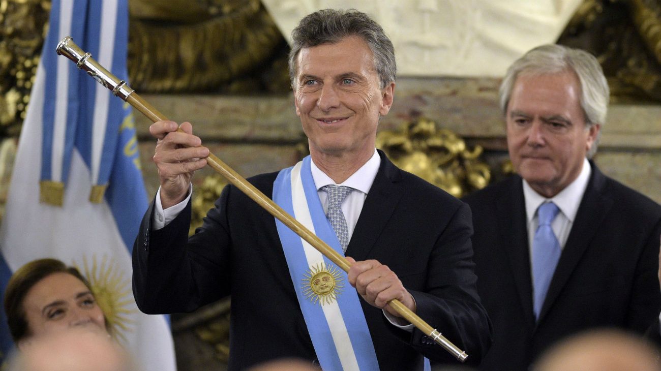 2015: Mauricio Macri recibió los atributos del poder del titular provisional del Senado, Federico Pinedo, en la Casa Rosada