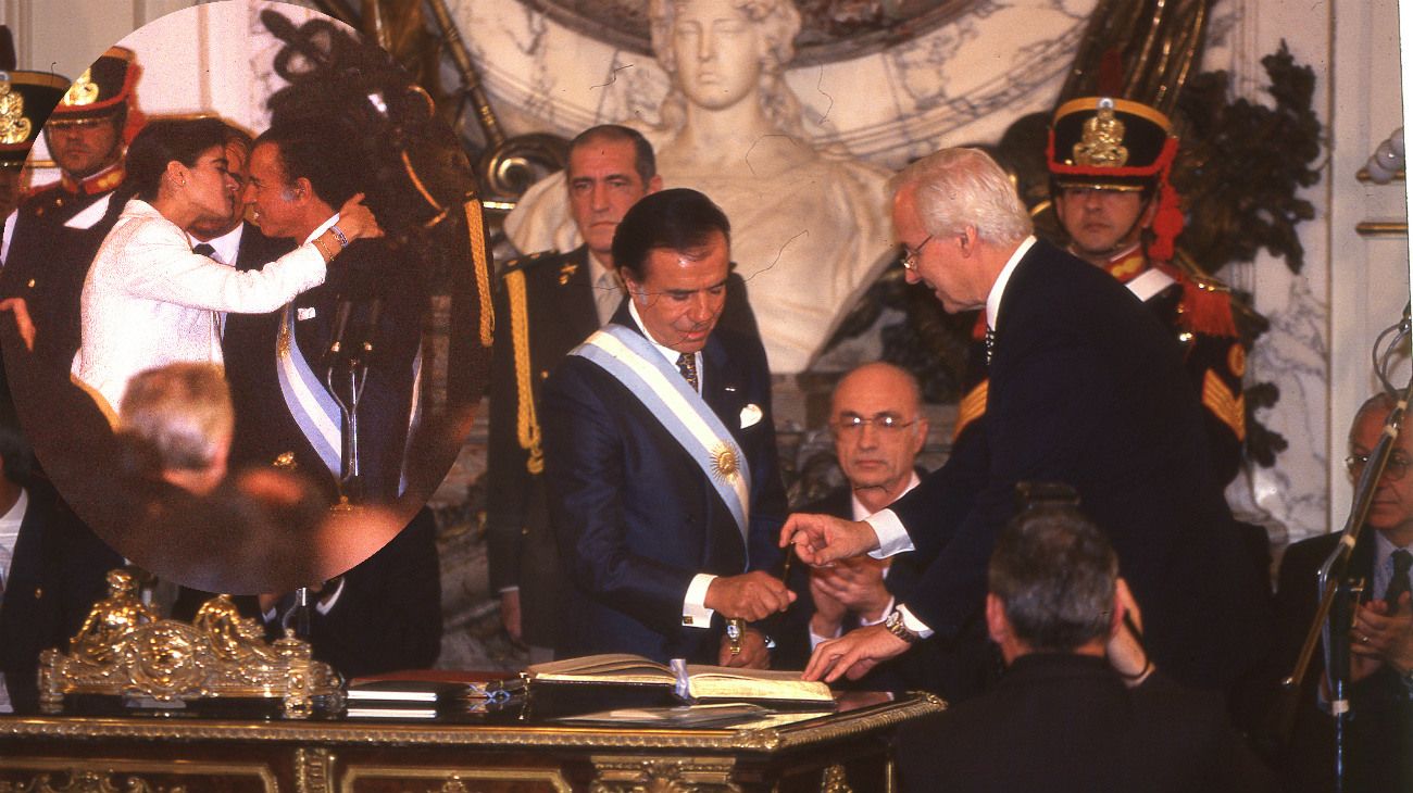 1995. Cuando Menem fue reelecto en 1995, su hija Zulemita le colocó los atributos en Casa Rosada. 