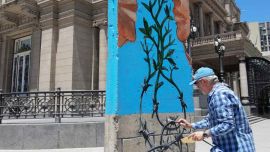 Pablo Temes interviniendo un bloque del Muro de Berlín en el Teatro Colón