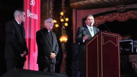 Héctor Masoero, Presidente de la Fundación UADE, junto al Padre Guillermo Marcó y Alan, uno de los beneficiarios de las becas.