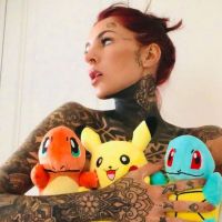 Cande Tinelli con su colección de pokemones