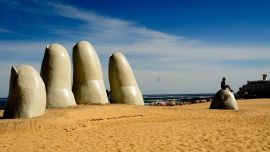 No es indispensable tener dólares para viajar a Uruguay.