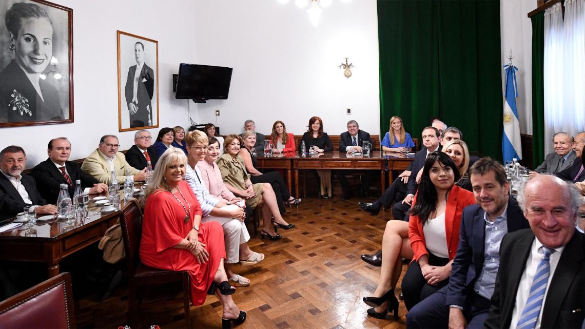 Cristina Kirchner se reunió con senadores del Frente de Todos y pidió ...