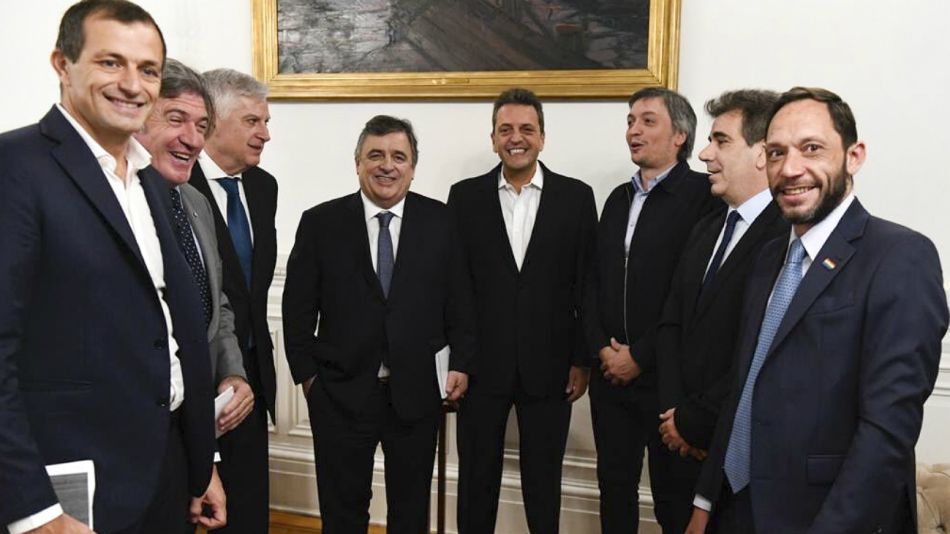 Massa y los presidentes de Bloques en Diputados, sonríen para la foto. No hay mujeres en las conducciones.