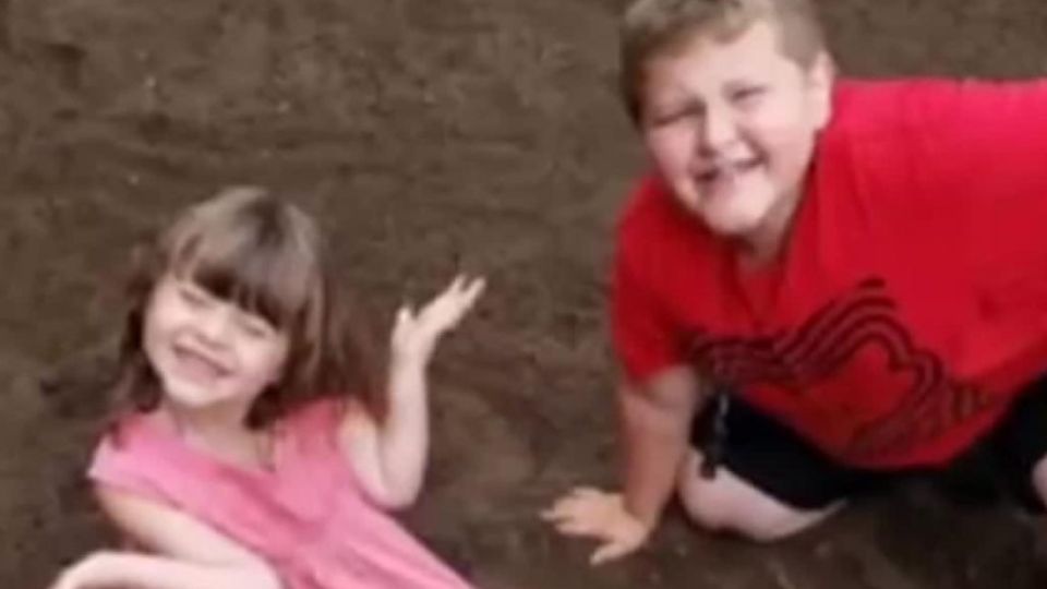 El hijo de 8 años de Snyder y la hija de 4 años fueron encontrados en el sótano ya sin vida.