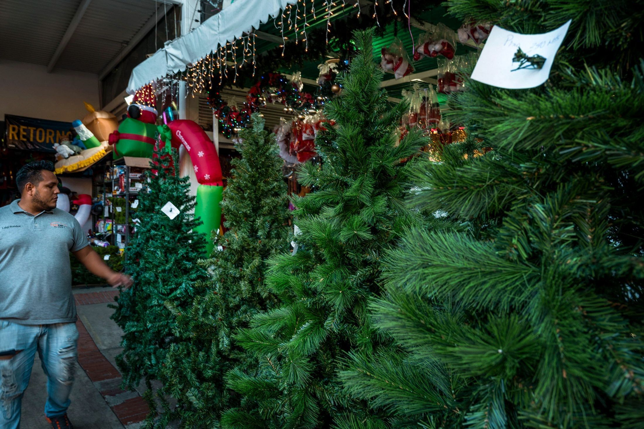 In the middle of an economic crisis, Venezuelans still try to keep their holiday spirit alive by decorating their homes with whatever they can afford. But its bound to be a markedly unequal holiday season: with an increasing dollarized market, a set of li