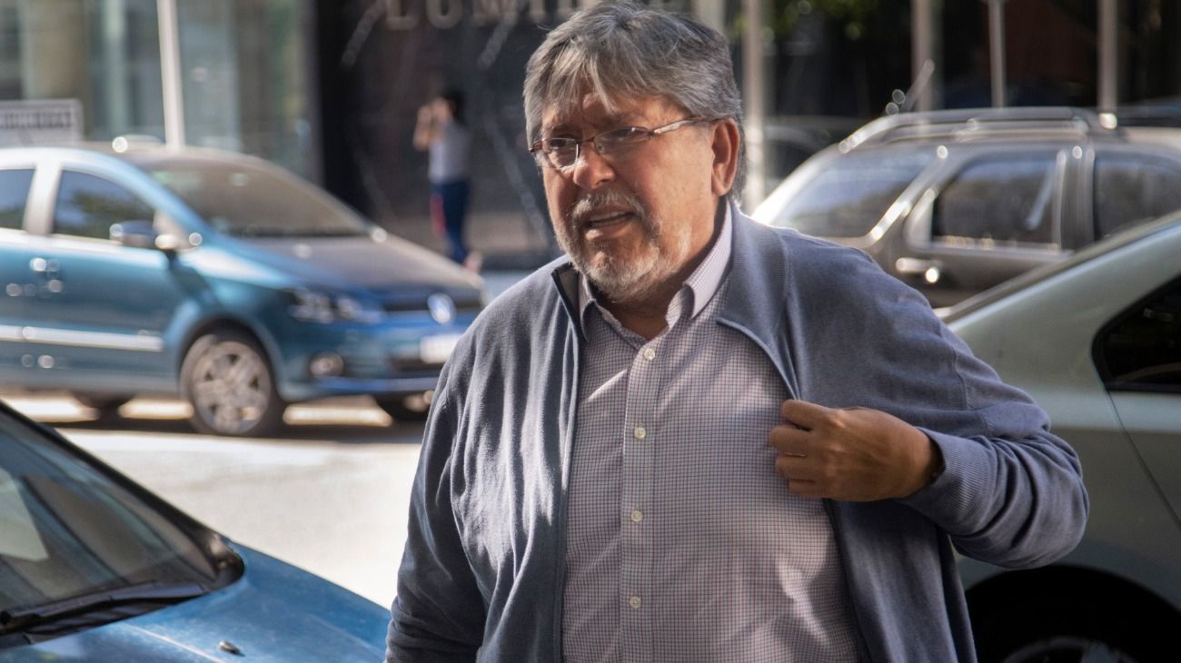 Fernando 'Chino' Navarro, referente del Movimiento Evita, saliendo de la oficina de Alberto Fernández en Puerto Madero.  