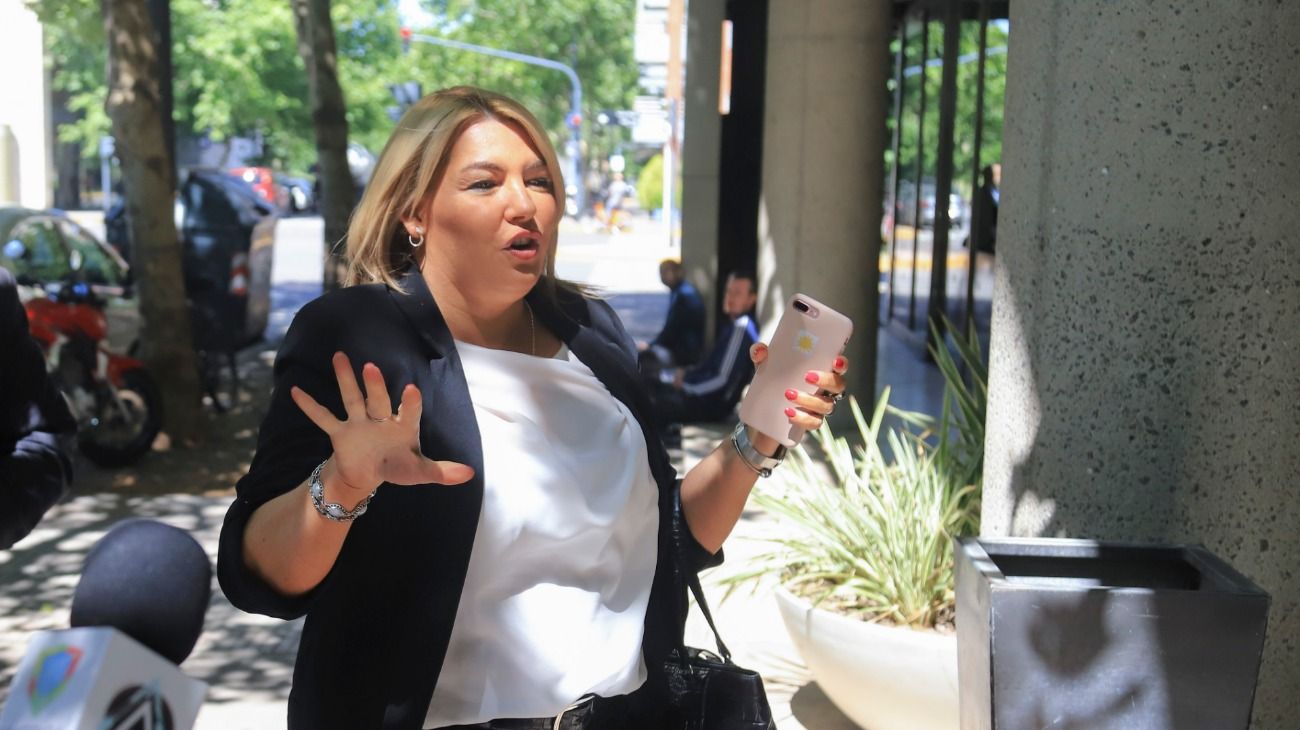 Roxana Bertone, exgobernadora de Tierra del Fuego, saliendo de la oficina de Alberto Fernández en Puerto Madero. 