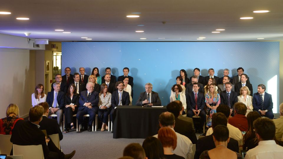 Funcionarios. Santiago Cafiero (jefe de Gabinete). Sabina Frederic (Seguridad). Ginés González García (Salud). María Eugenia Bielsa (Hábitat). Felipe Solá (Cancillería). Victoria Tolosa Paz (Consejo de Políticas Sociales). Agustín Rossi (Defensa). Tristán Bauer (Cultura). Marcela Losardo (Justicia). Martín Guzmán (Economía). Luana Volnovich (PAMI). Gustavo Beliz (Asuntos Estratégicos). Matías Lammens (Turismo y Deportes). Victoria Donda (INADI). Julio Vitobello (Secretaría General de Presidencia). Luis Basterra (Agricultura). Cecilia Todesca (Vice de Gabinete). Eduardo “Wado” De Pedro (Interior). Malena Galmarini (Aysa). Gabriel Katopodis (Obras Públicas). Adriana Puiggrós (Vice de Educación). Daniel Arroyo (Desarrollo Social). Nicolás Trotta (Educación). Juan Cabandié (Ambiente). Elizabeth Gómez Alcorta (Género). Matías Kulfas (Desarrollo Productivo). Mercedes Marcó del Pont (Afip). Vilma Ibarra (Legal y Técnica). Carlos Zannini (Procuración del Tesoro). Roberto Salvarezza (Tecnología y Ciencia). Mario Meoni (Transporte). Claudio Moroni (Trabajo).