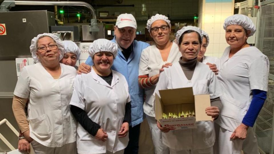Basilotta de 67 años junto a los operarios de la empresa en la que trabaja hace más de cuatro décadas.