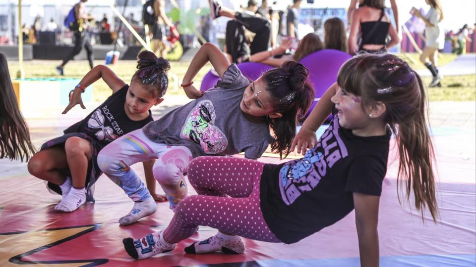 Música, creatividad, juegos y experiencias artísticas se combinan dando lugar a un espacio único que invita a padres e hijos a crear, jugar, bailar, y divertirse juntos.