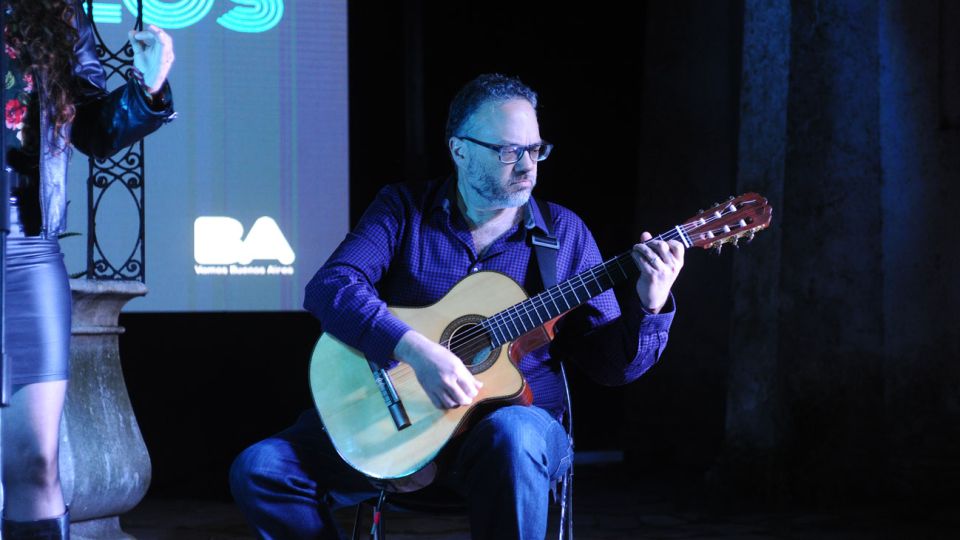 Ritmo. Matías Kulfas, guitarra en mano en la Noche de los Museos.