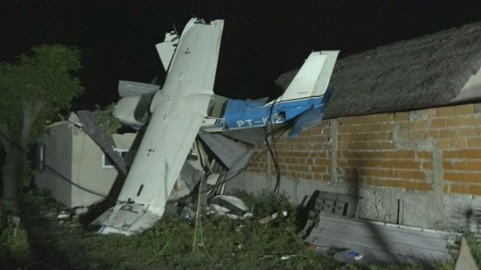 El avión impactó en una casa en construcción.