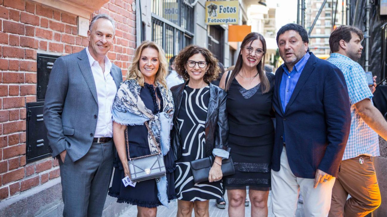 Marcelo, Mariana y Fabiana Mindlin (directora del Museo) con Calu y Gabriel Hochbaum, accionista de América TV.