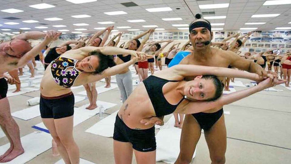 Guru. En EE.UU., Bikram Choudhury inventó el hot yoga y generó una revolución. Hoy, varias ex alumnas cuentan cómo las violó.