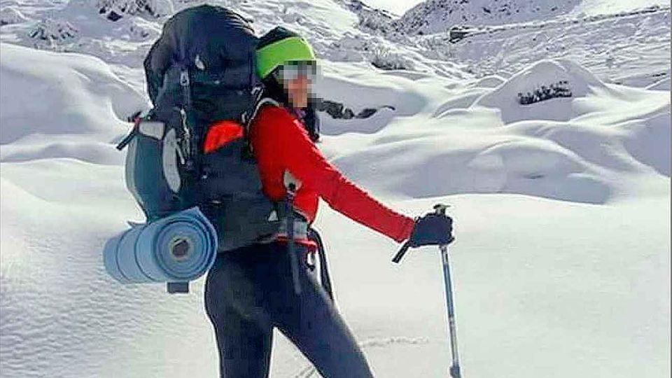 Montaña de plata. En su domicilio de la calle Lavardén, la policía halló un botín de 4 millones de pesos. Escalando un cerro en un viaje como mochilera que realizó por el sur del país.