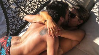Nicolás Cabré y Laurita Fernández en la playa