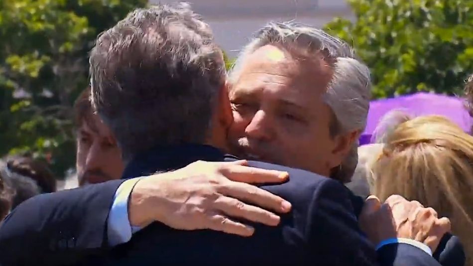 Desearse la paz: Macri y Alberto Fernández se abrazan en la misa en Luján