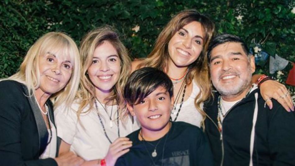 Gianinna Maradona sorprendió con una foto familiar junto a Claudia Villafañe y Diego