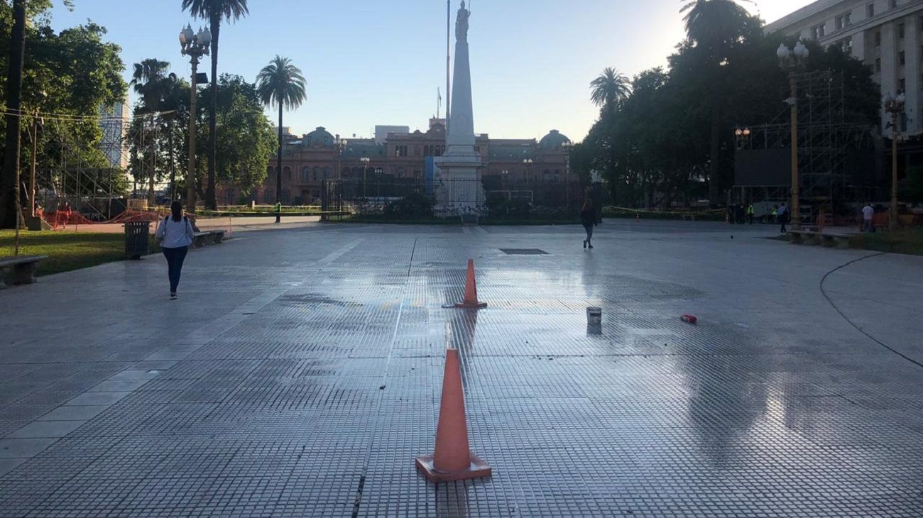 PEDIDO. Plaza de Mayo amaneció sin rejas. 