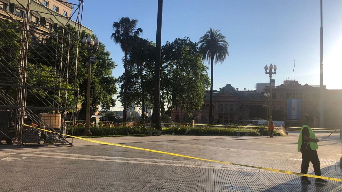 PEDIDO. Plaza de Mayo amaneció sin rejas. 