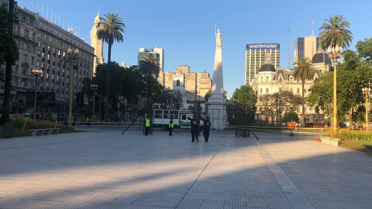 PEDIDO. Plaza de Mayo amaneció sin rejas. 